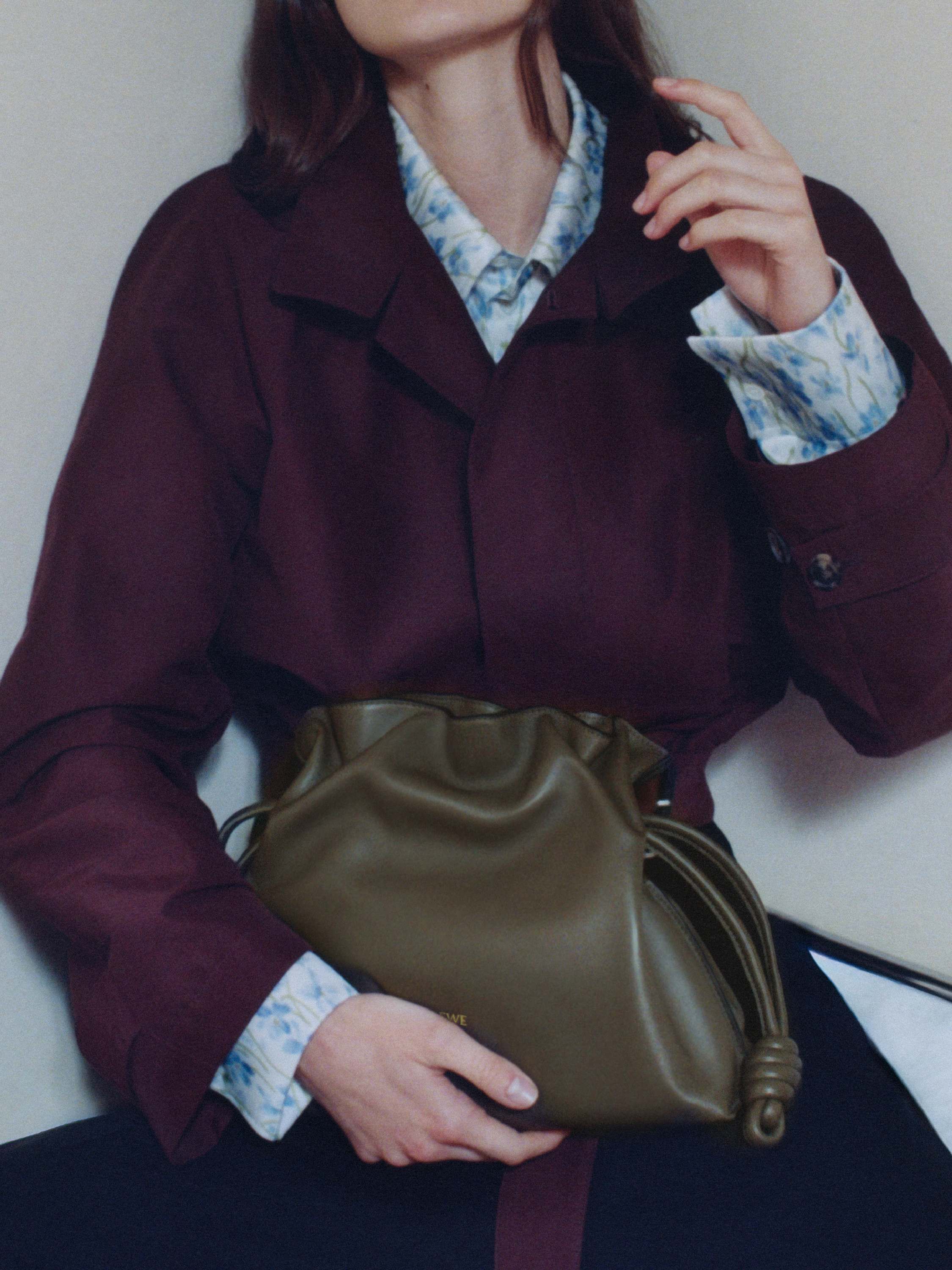 美品　ロエベ　子羊　スエードコート　ベルト付き　くすみブルー　38 毎日のワードローブ｜ロエベ 公式サイト - LOEWE